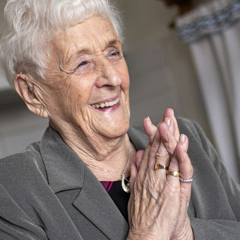 Margith Leijon ler och slår ihop händerna.