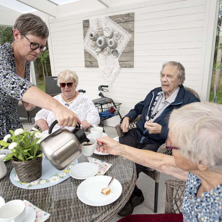 Fikastund i uterummet på Ringhems trygghetsboende.