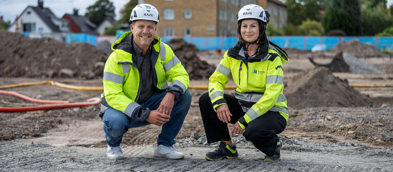 Peter Joanzon och Nadja Myhrman framför byggarbetsplatsen för Kalkonen