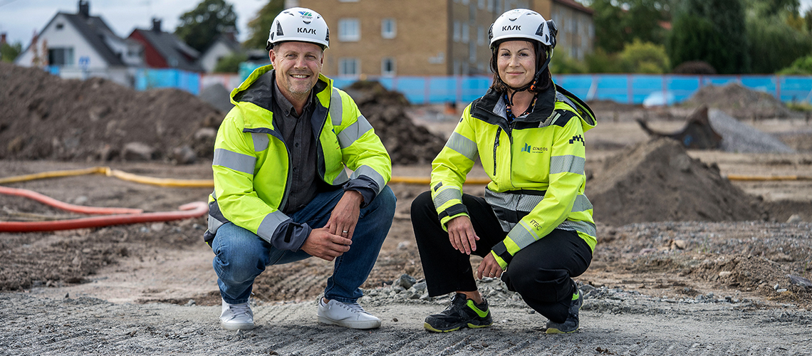 Peter Joanzon och Nadja Myhrman framför byggarbetsplatsen för Kalkonen